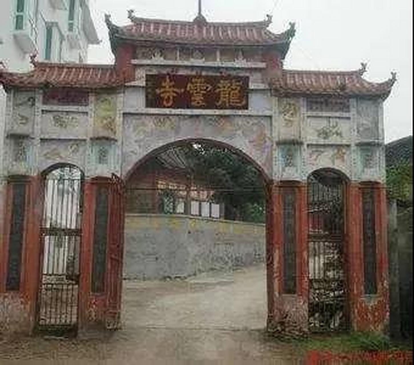 龙云寺位处安徽省合肥市长江东路长江批发市场旁,人流川行热闹非凡.