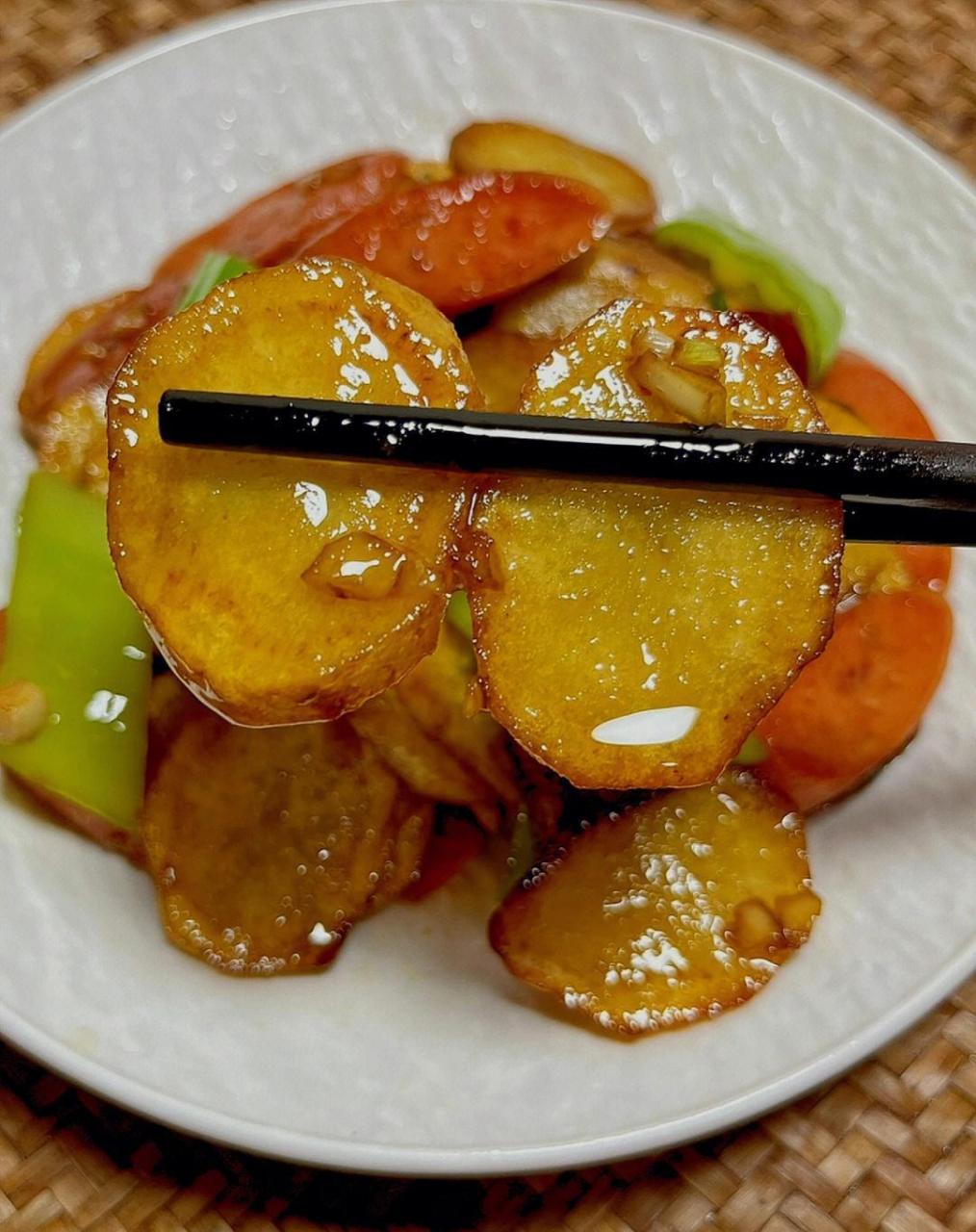 一口就会爱上的香煎土豆火腿肠 土豆和火腿肠搭配在一起味道太赞了 外