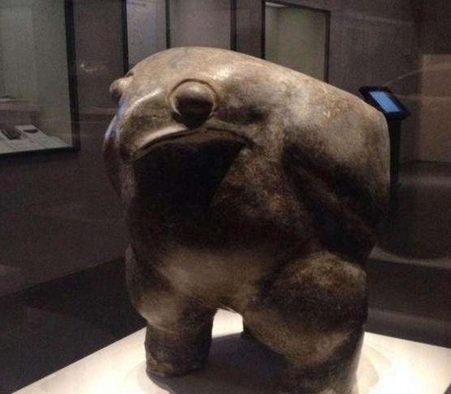 陶鹰鼎虽然叫做鼎,但它绝非是青铜制造,而是一件陶器,我们都知道,陶器