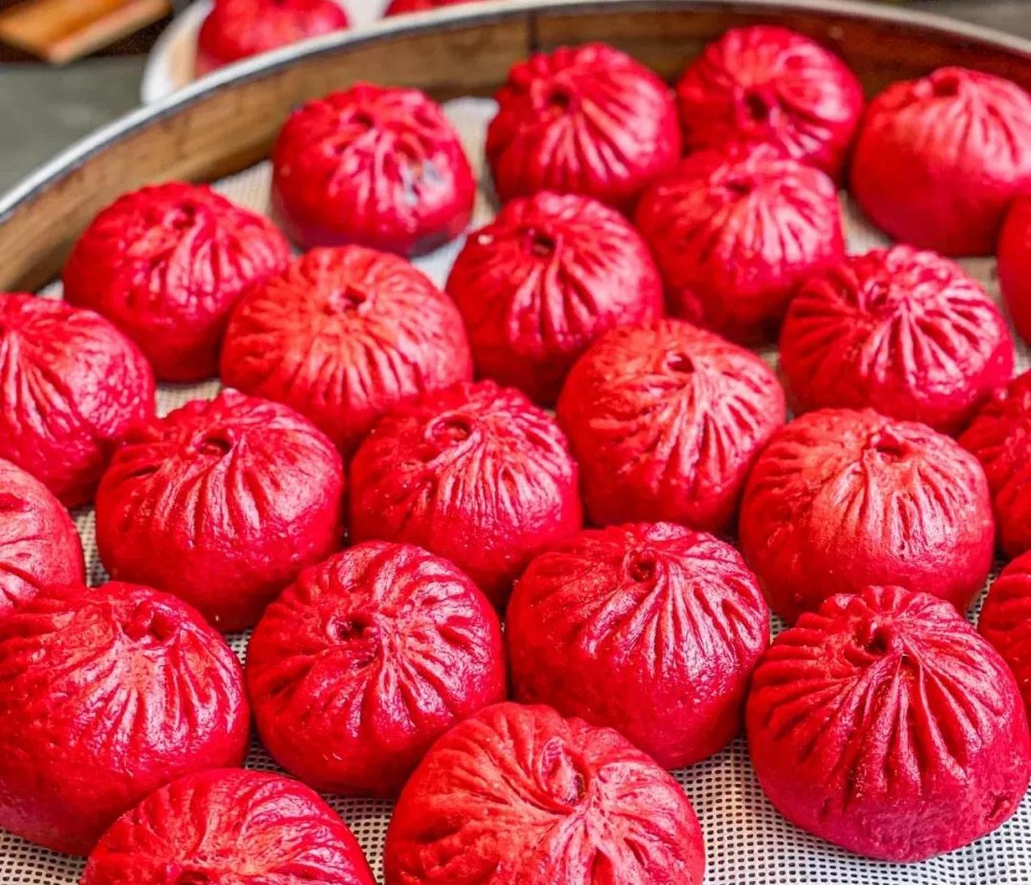 有家名副其实的红"包"包子店 第一次看到红色的包子 红红火火 好运