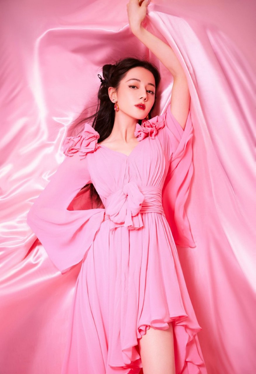 迪丽热巴粉红色美照,身穿一件粉色蝴蝶结连衣裙,展现出了她优雅迷人的