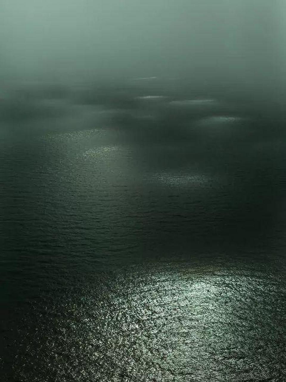这是在飞机上空拍摄大海的图片,看着深不见底的海底是否有种窒息感