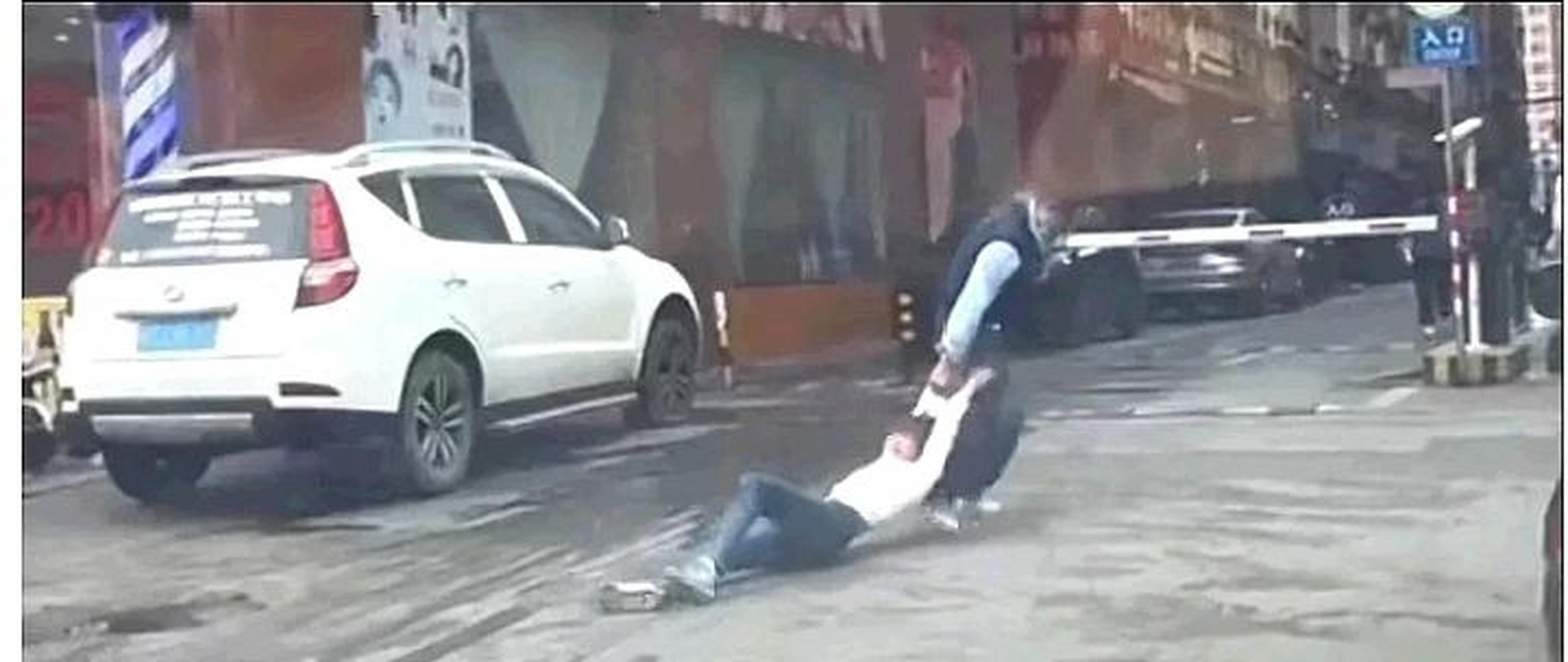 当街打女人!"广东东莞:女子被男子衣服拖到墙角殴打.