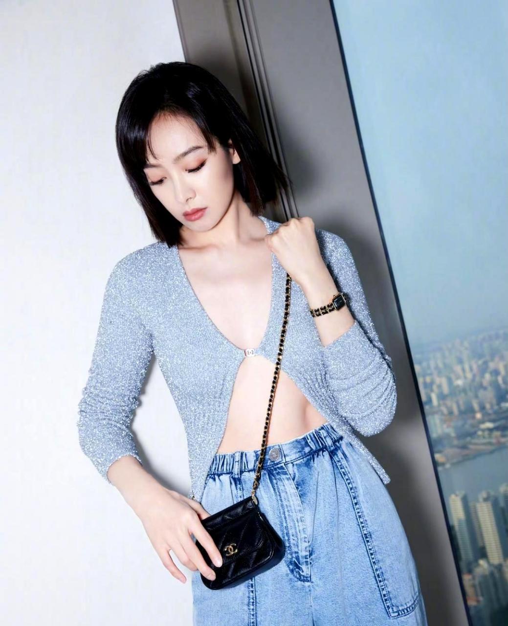 宋茜真是敢于尝试,连穿针织衫都不需要搭配内衣.