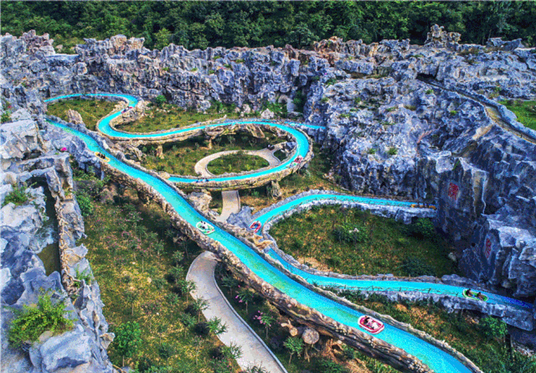 绵阳中华洞天溶洞,这里面的钟乳石形态各异,真是太神奇了.