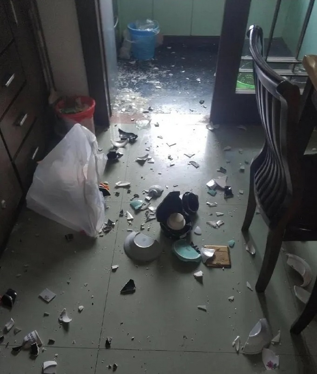 男朋友生气就摔东西  他平时性格挺好的,但是生气的时候很恐怖,像是要