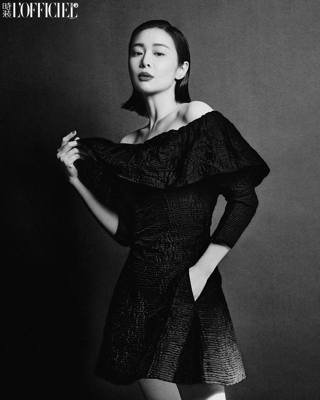 高叶西装造型演绎高冷御姐 眼神凌厉气场全开