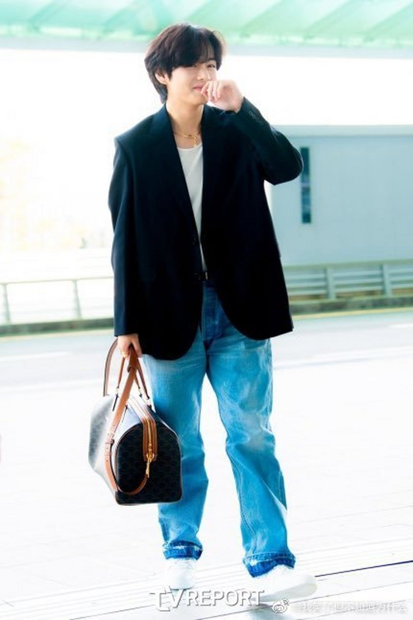 金泰亨黑西服机场造型##金泰亨出发巴黎机场路透#也太帅啦