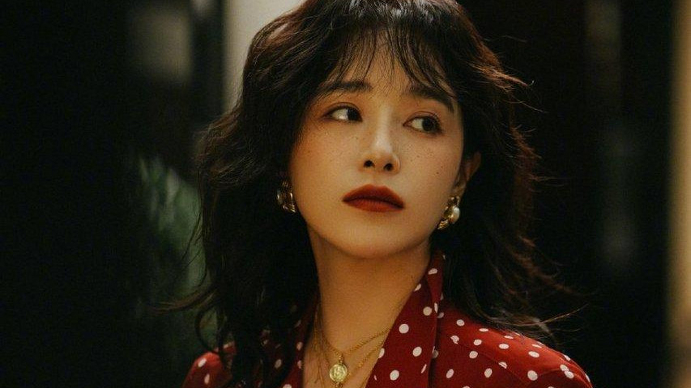 红色的波点衬衫搭配牛仔裤就已经很有港风气息了