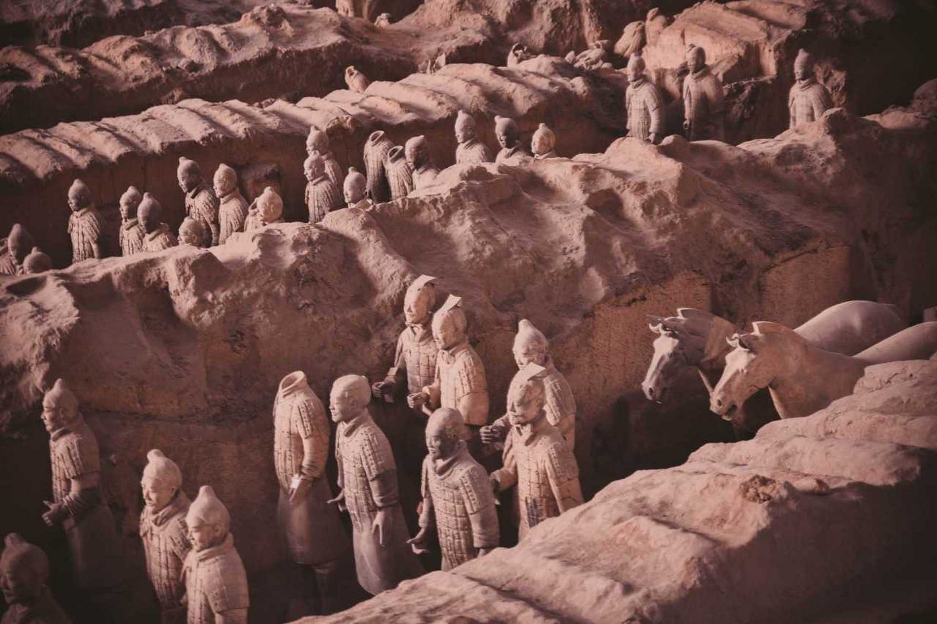 世界八大奇迹之一,兵马俑也是世界十大古墓稀世珍宝之一,兵马俑位于