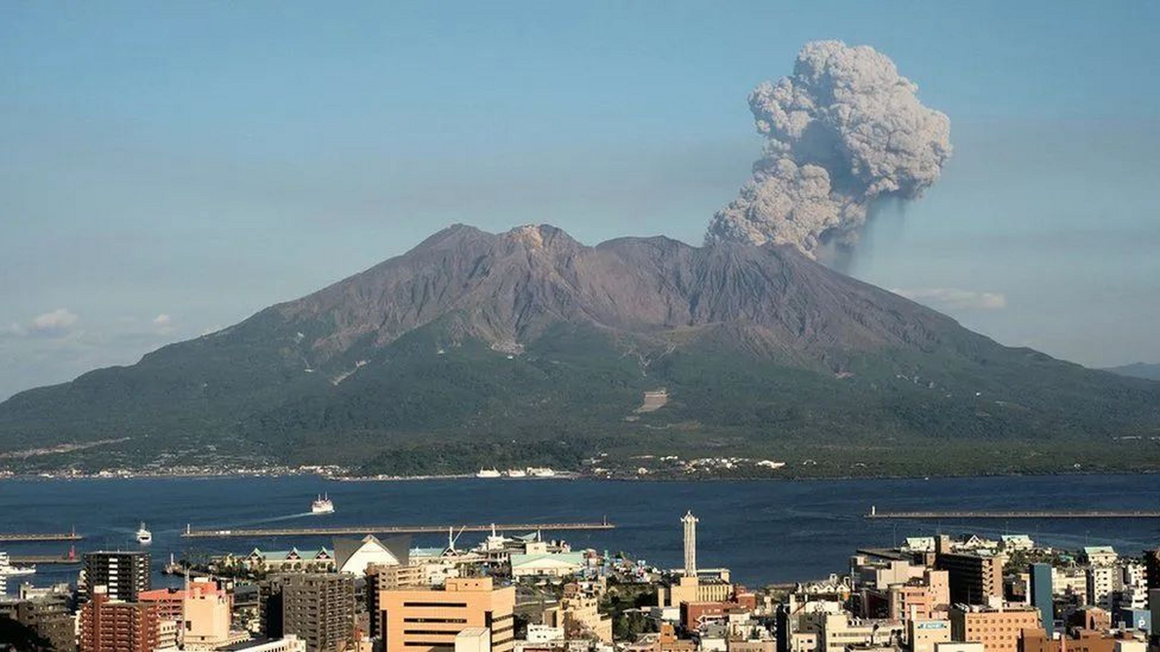 世界上有两大超级火山,一个是日本富士山超级火山,另一个是美国黄石