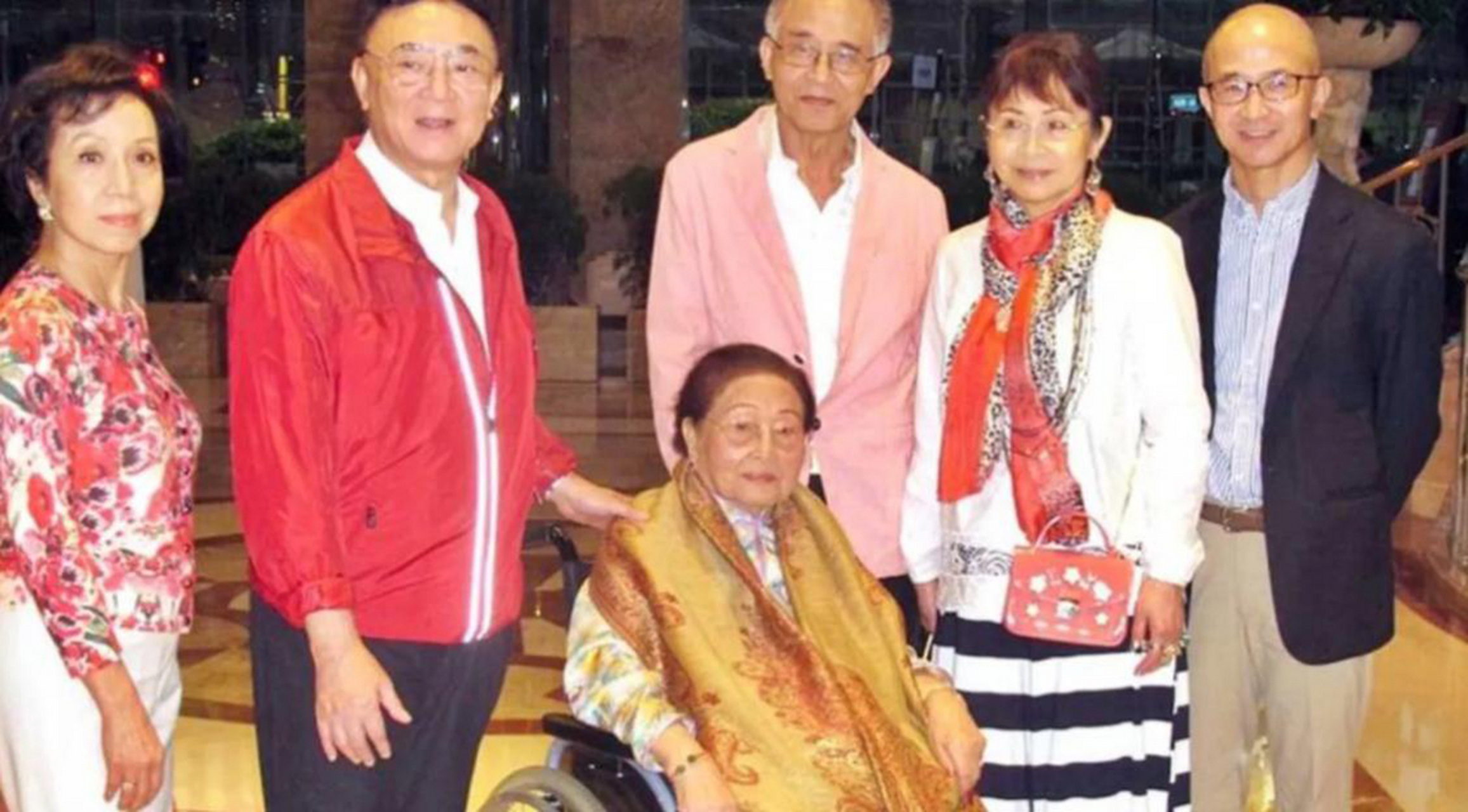 罗鹰石的儿女们,一直在为继承权进行争斗,把她当做了获取更多家产的