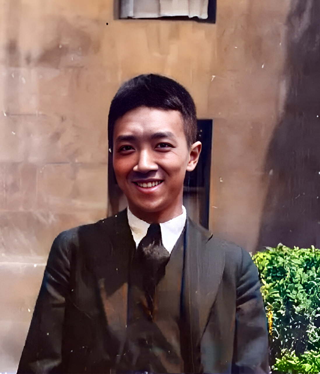 一九一二年,年轻帅气的胡适在宿舍前留影.