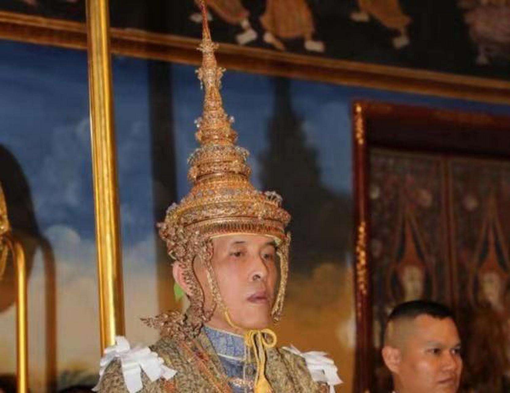 泰国的"胜利之冠"重达十四斤高六十六厘米,整个王冠主体都是黄金!