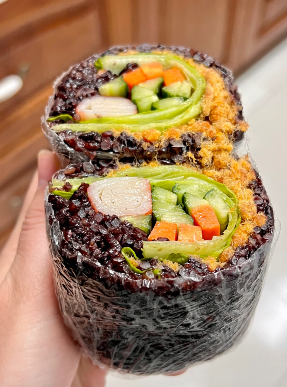 不知道多少次早起,就为了这一口——美味的紫米肉松蔬菜饭团.