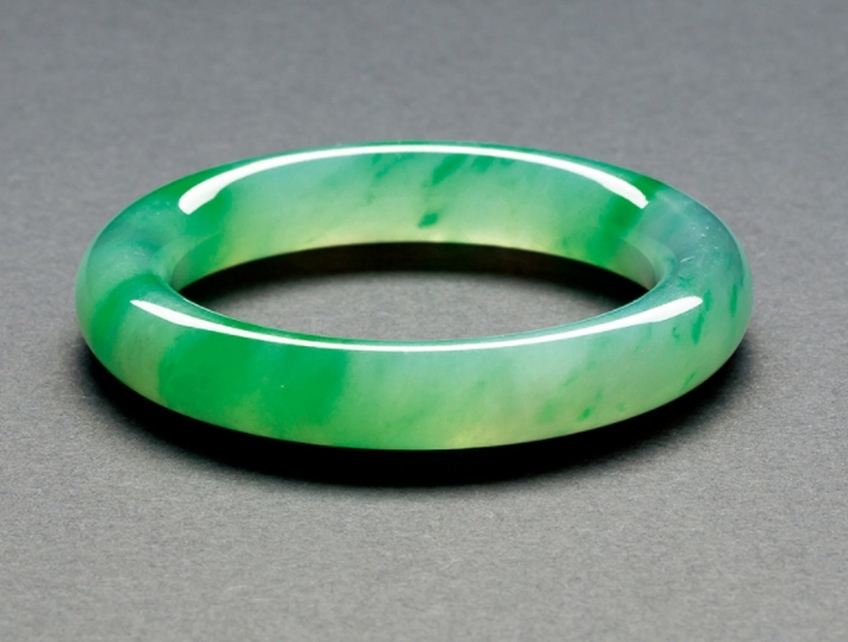 点击头像看直播# #翡翠手镯# 翡翠的翠性又被称为苍蝇翅,它是翡翠独