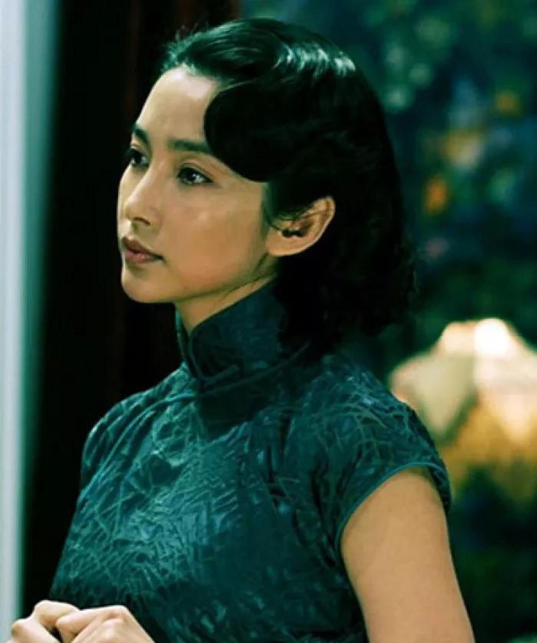 李冰冰拍《风声》时,与黄晓明有一场对手戏,为了壮胆,她一口气喝了8两