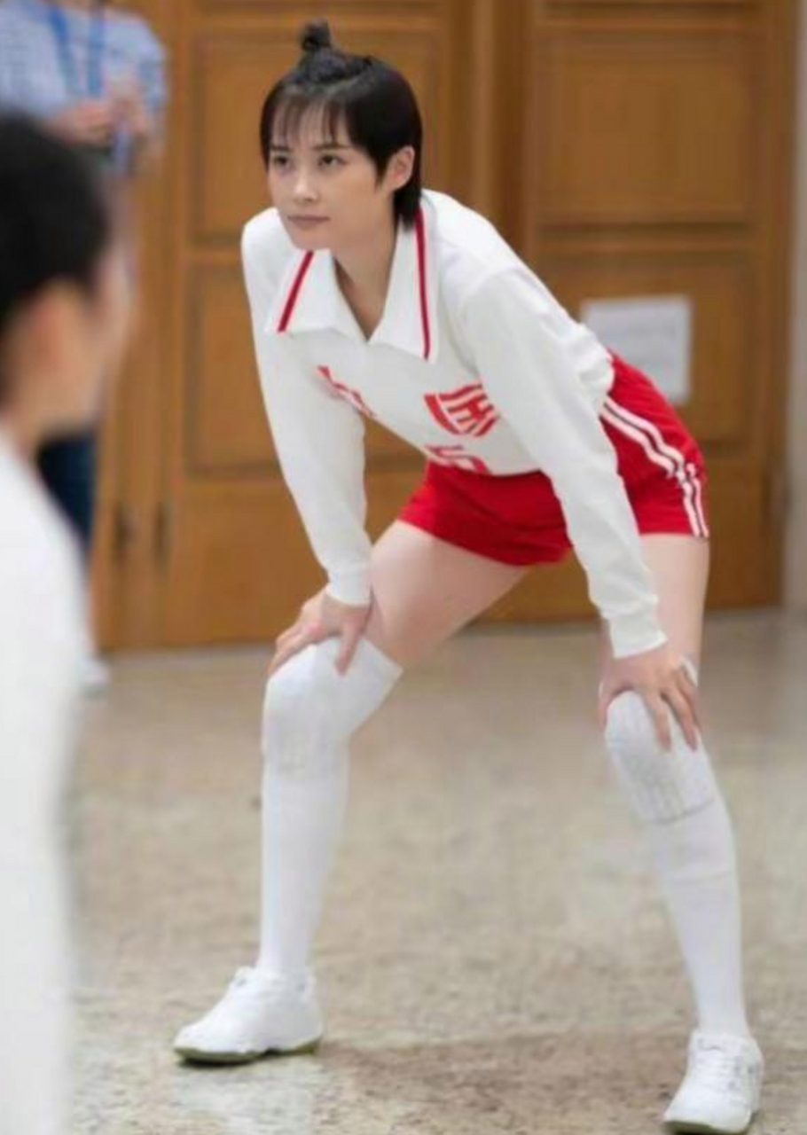 网友:李宇春穿成了女排队员,短裤配长袜好活力,露出的腿让人移不开眼.