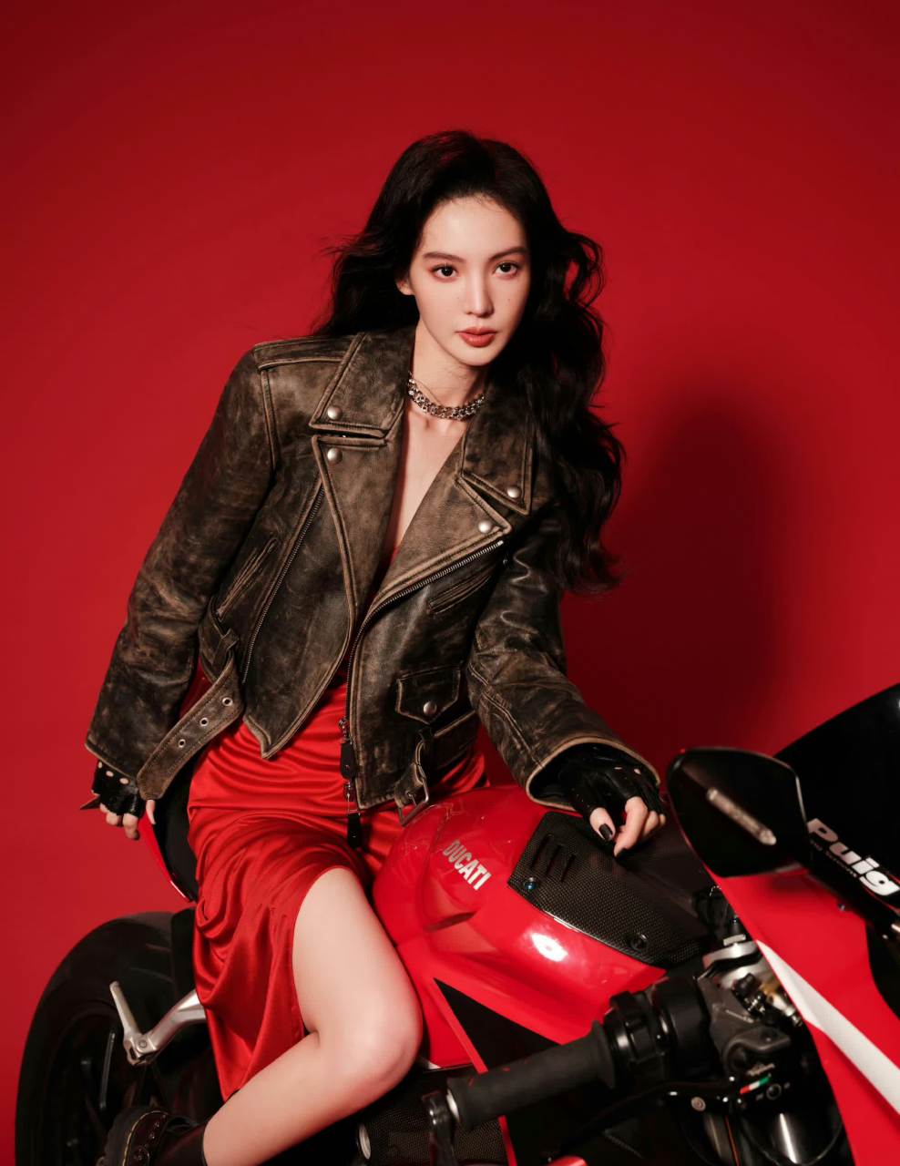 金晨红裙大长腿[得意]