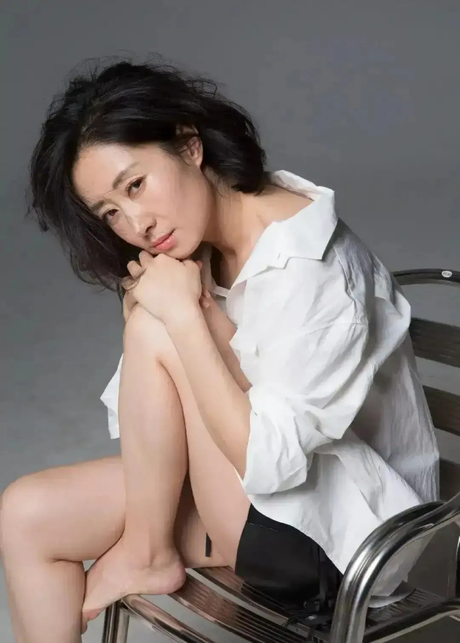 刘敏涛太会装装嫩了,白衬衣大玩"下衣失踪",一双美腿让人心动,中年