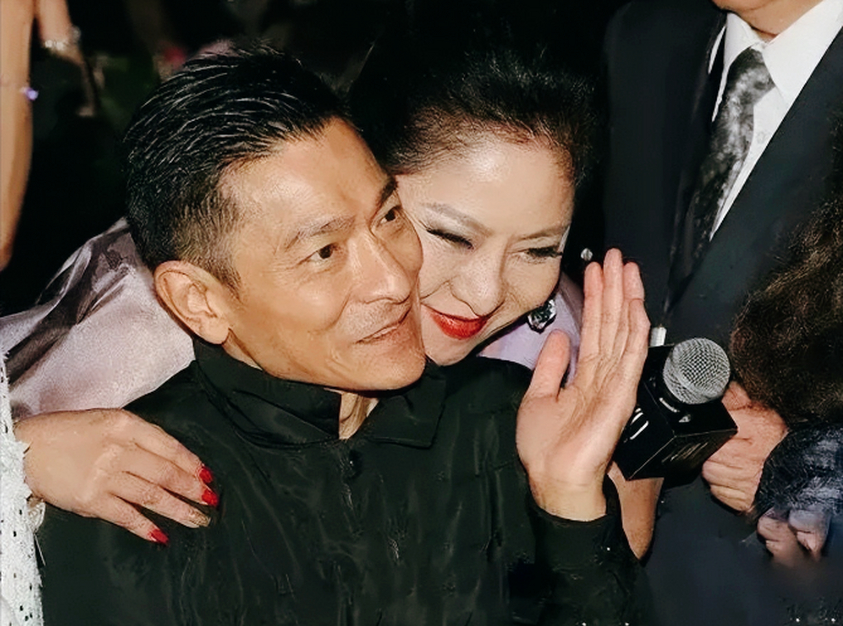 当年,刘德华投资失败,孤身一人来到向华强陈岚家,夫妻俩热情招呼