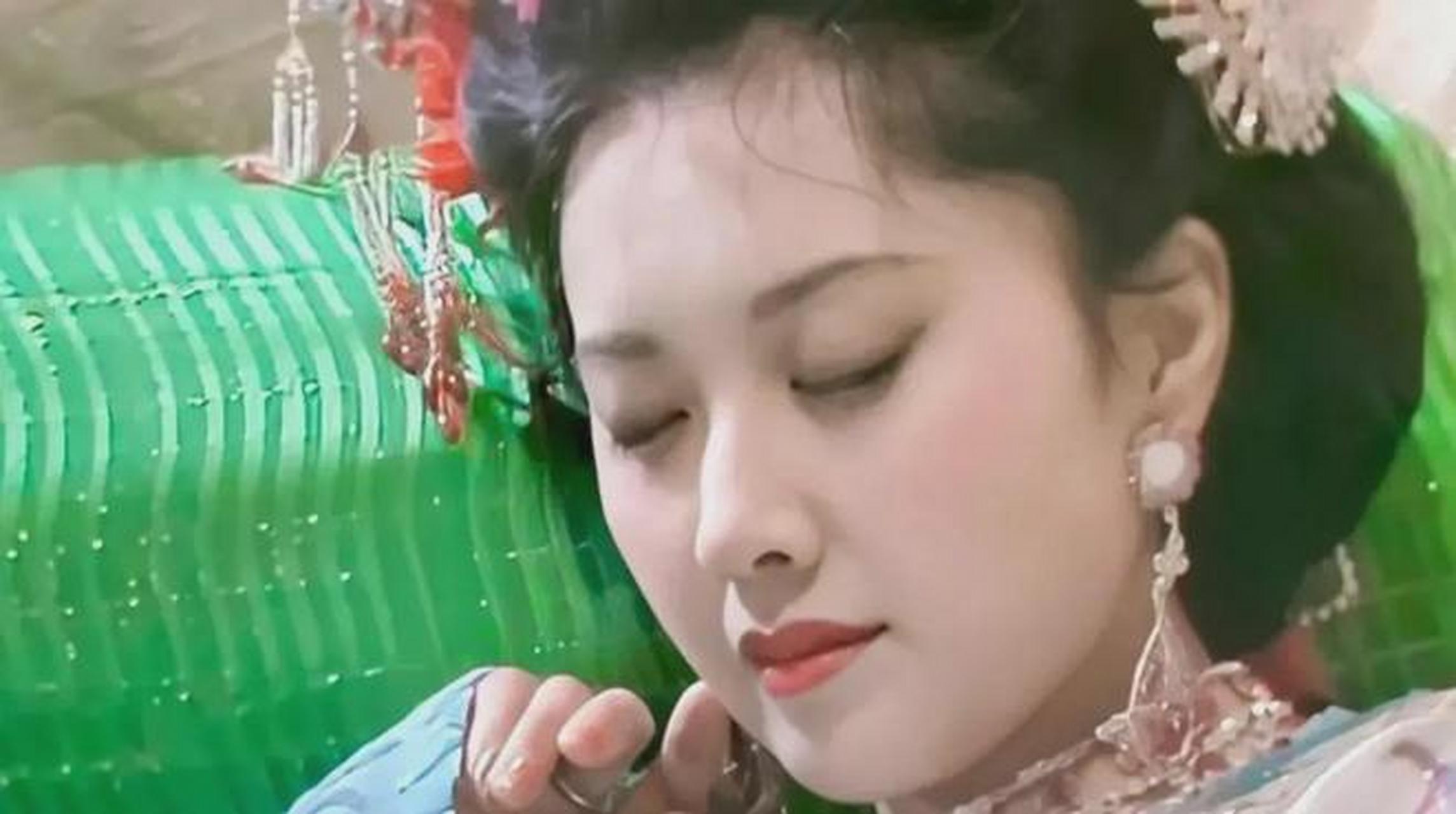 在上世纪80年代,朱琳扮演王国的女儿国国王,照片中她躺在床上休息,微