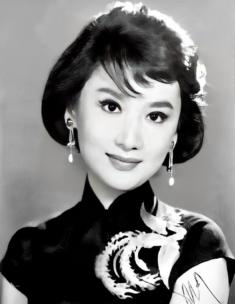 夏梦是50年代著名的电影明星和制作人.