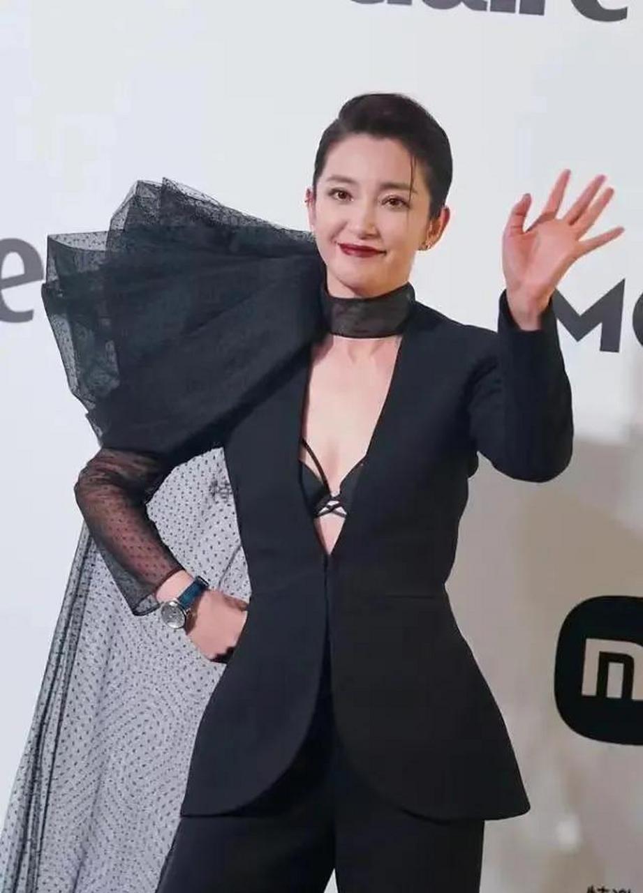 gif创作人# 李冰冰太飒了吧,大背头,黑西服套装帅到没朋友,黑色内衣