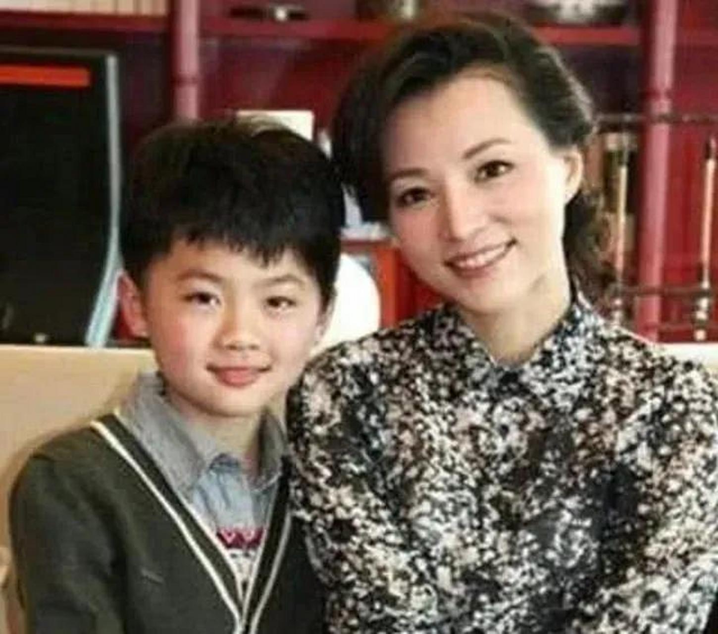 嗯,董卿的儿子跟她老公像