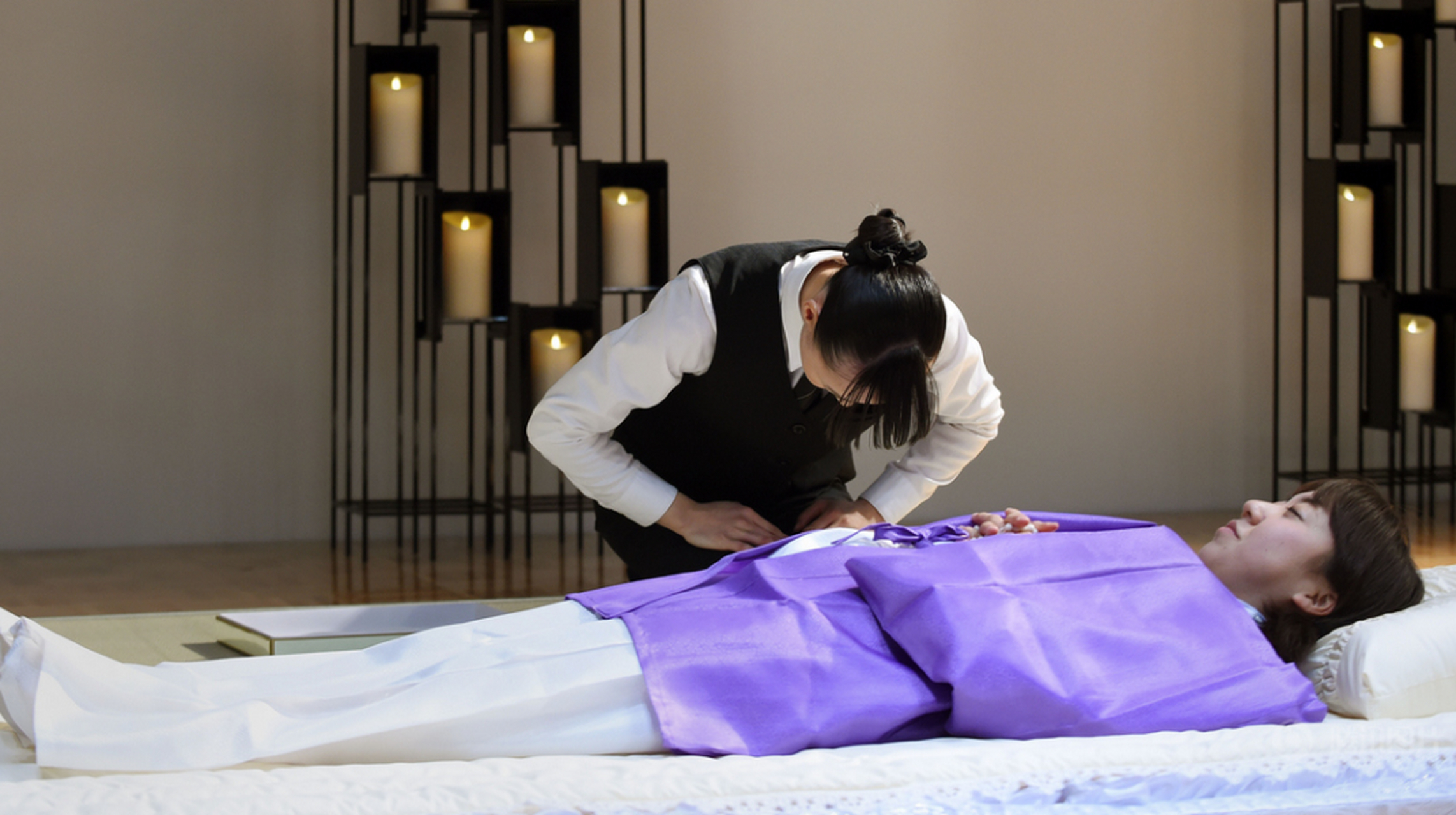 近期网上都在报道讨论"90后女入殓师穿上寿衣大方展示",工作太拼了