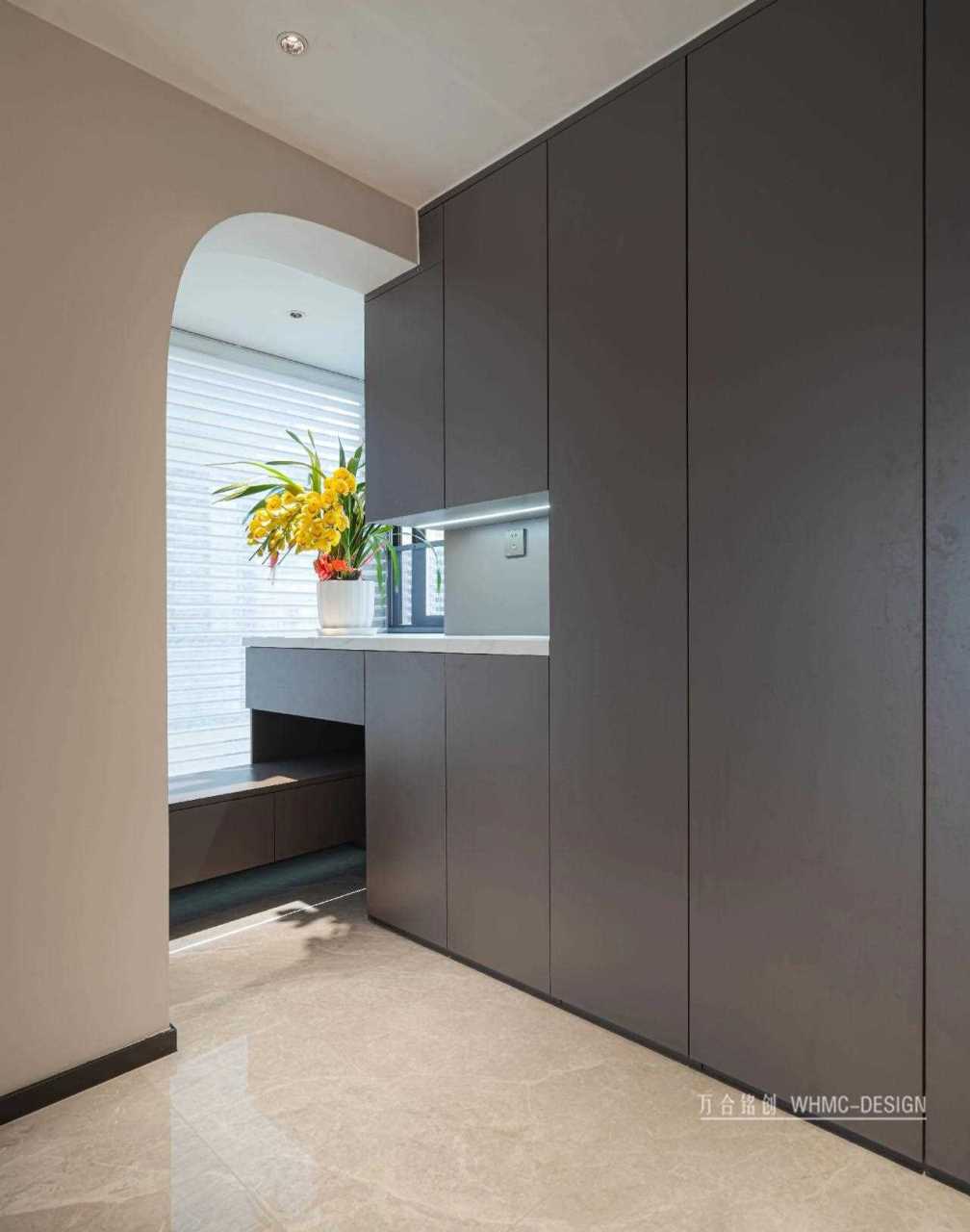 入户原结构是一个阳台,为了将空间更好的利用,后期设计的时候把阳台