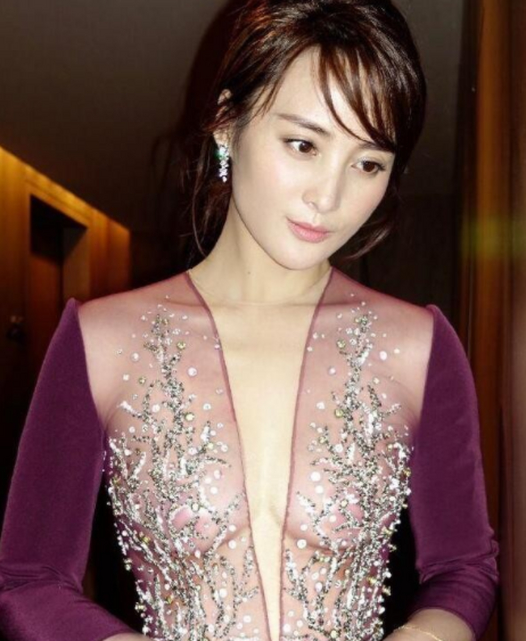 当年,导演李大为身患绝症躺在病床上,妻子赵怡然一直陪伴在左右,细心