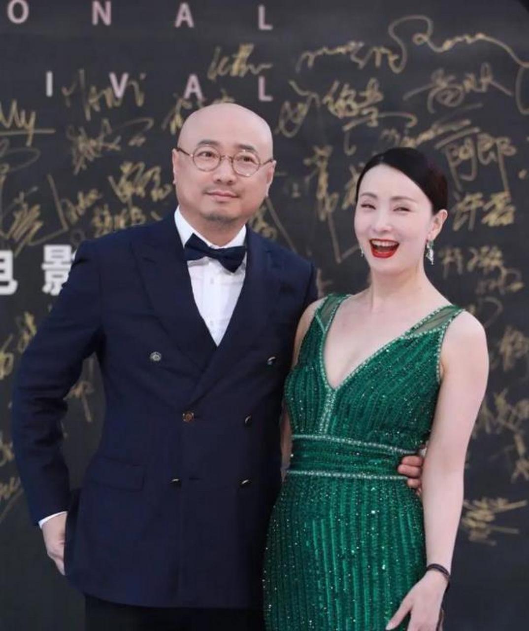 徐峥竟然把美国国旗穿身上了……  近日,有网友在上海街头偶遇了徐峥