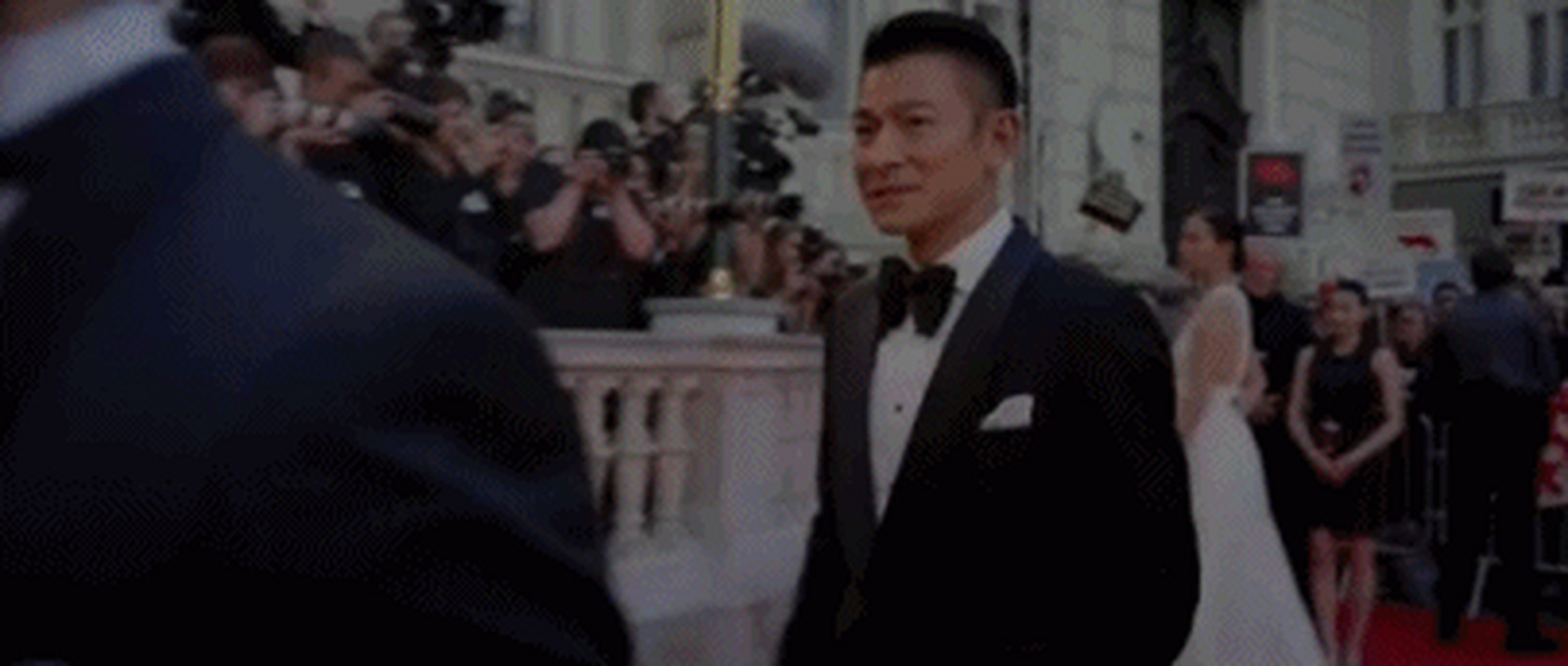 刘德华1981年凭借电影处女作《彩云曲》出道.