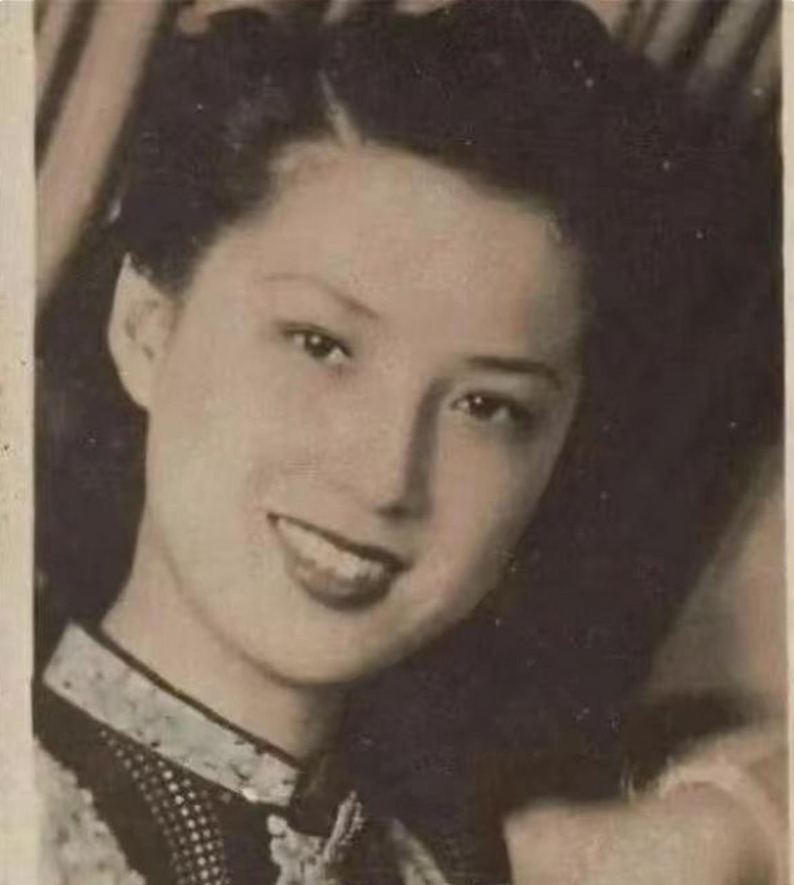 蒋梅英是上海的一代女神,尽管已经接近70岁,但仍然有年轻小伙子对她狂