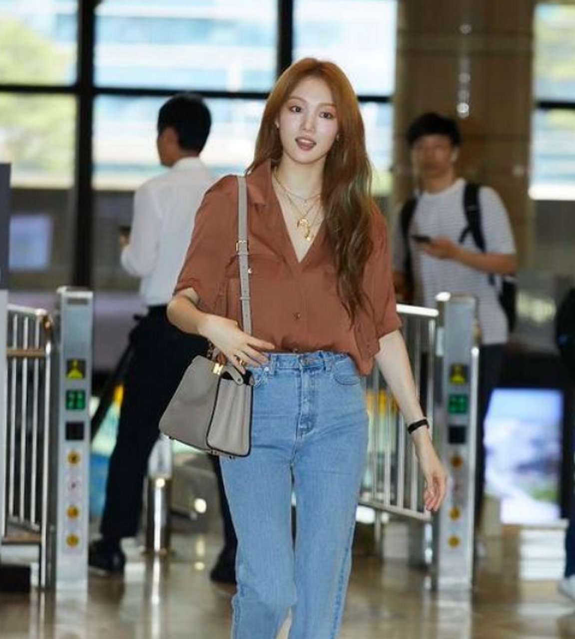 韩国女演员李圣经,身穿咖色衬衫,搭牛仔裤,显高显腿长,精致时髦!