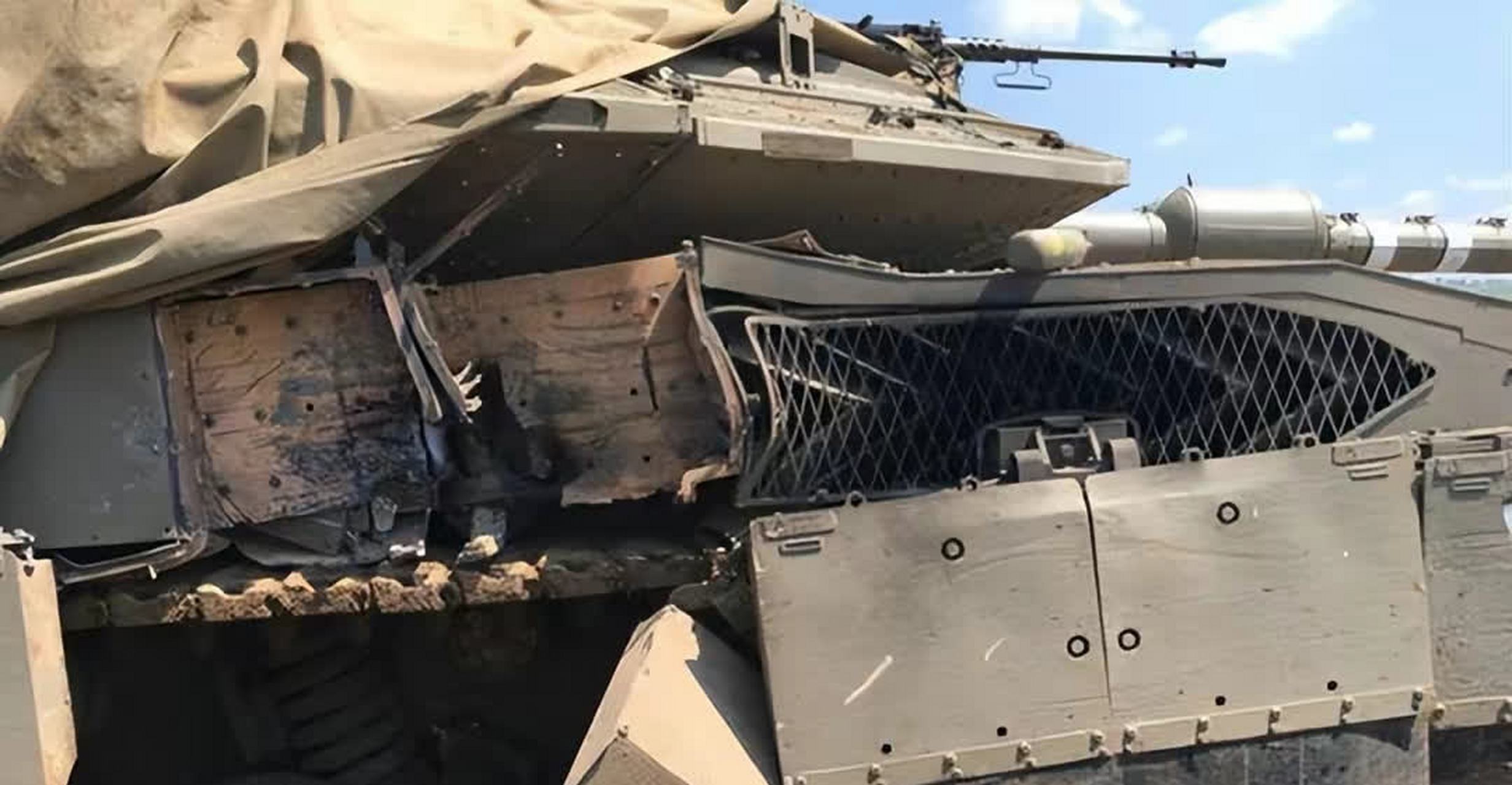 三辆以色列梅卡瓦主战坦克刚刚进入加沙边境.