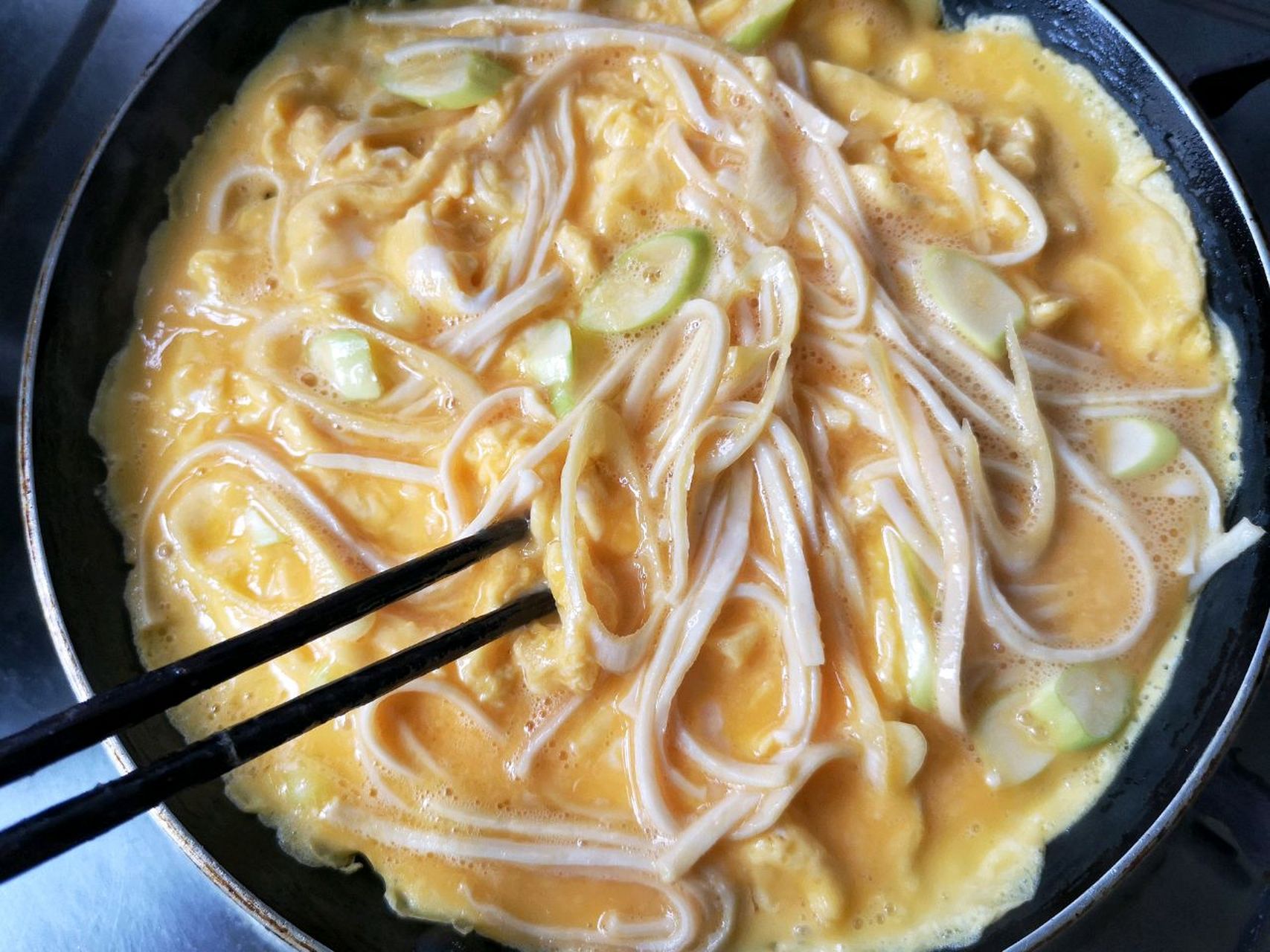 在日本人尽皆知稳坐大中华料理界c位的——天津饭 天津饭是日本的超高