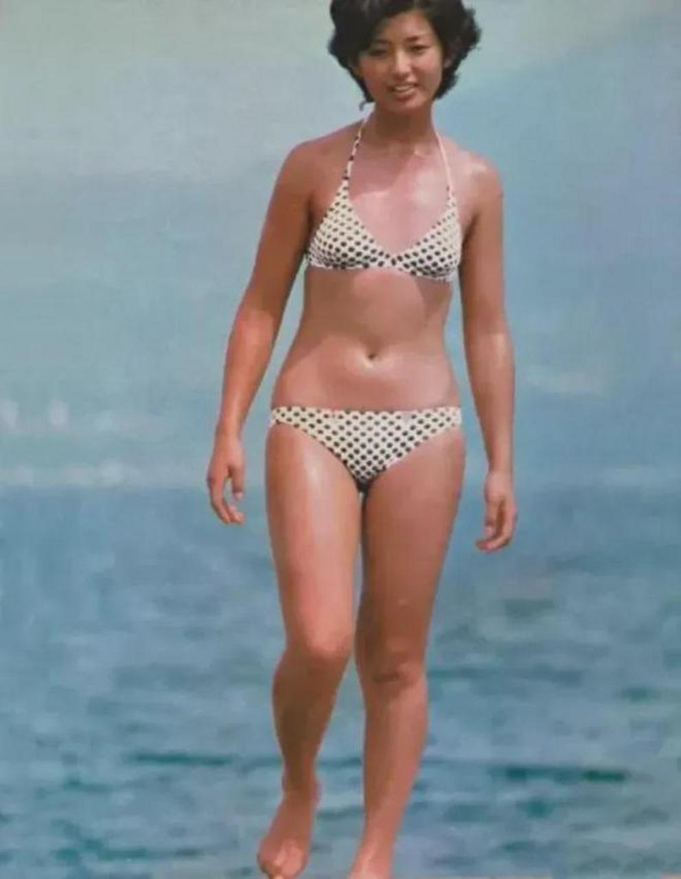 山口百惠是一位出色的歌手和女演员,她年轻的时候拍摄了一组泳装照片