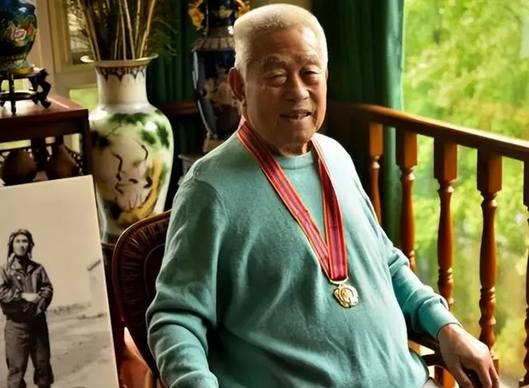 他是侯书军,曾经是成都军区空军司令,62岁成为中将,65岁时候,侯书军在