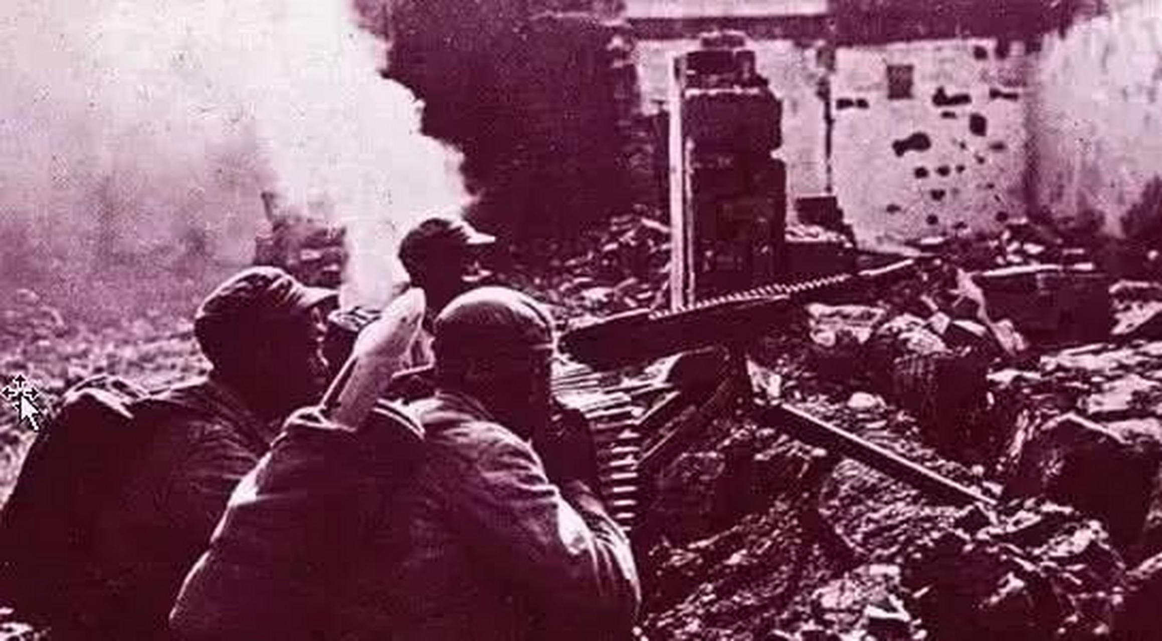 使用捷克zb37重机枪向日军猛烈射击的中国军队机枪组,这种重机枪同