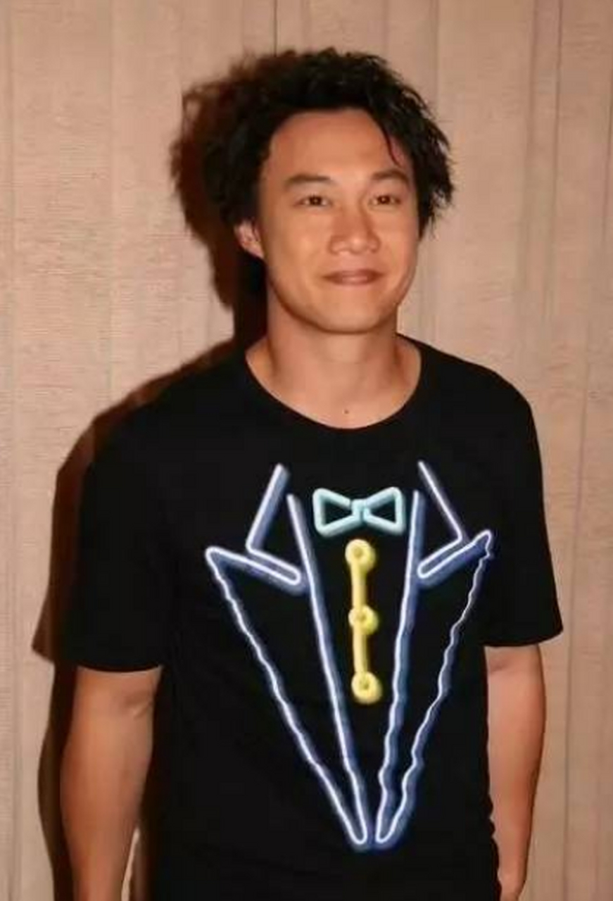 陈奕迅为人个性张扬,其实内心很孤独,话说楼主曾经近距离接触过,秃顶