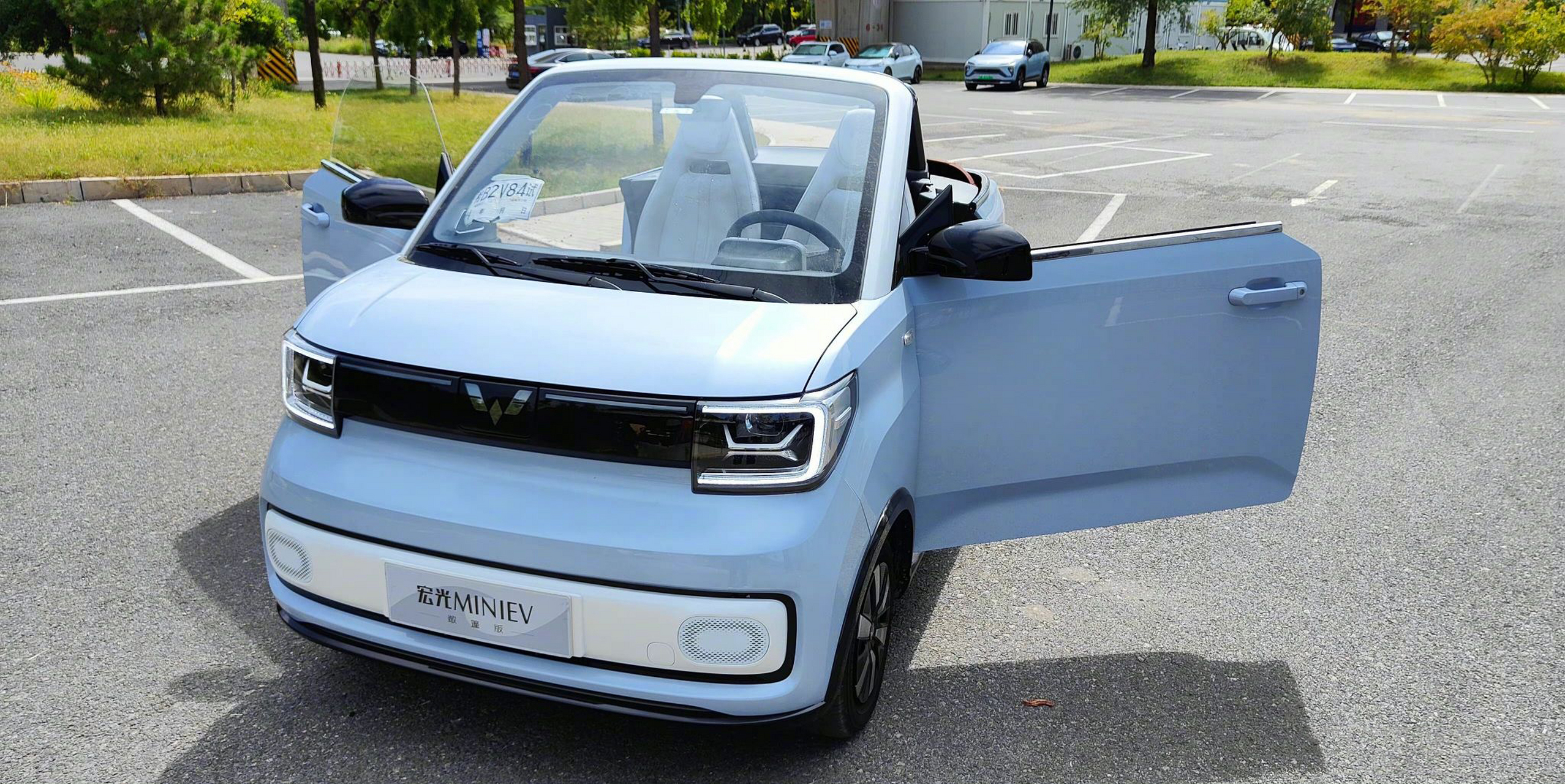 我在近期给媳妇买了辆敞篷版的五菱宏光mini,这一车型上市时便引起了