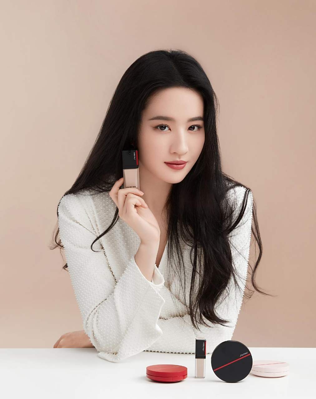 刘亦菲最新画报 知性的亦菲,停驻在华光里