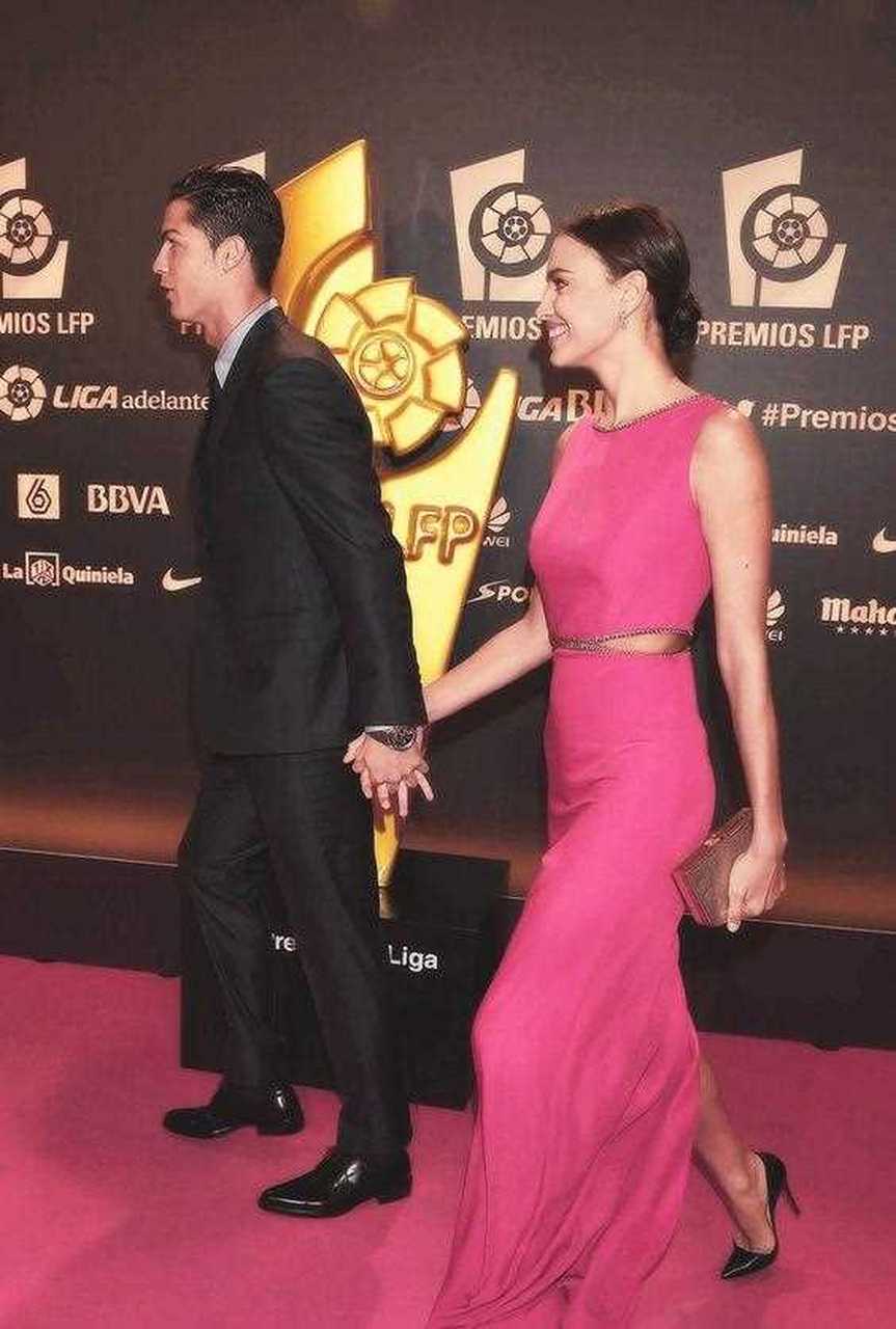 c罗和伊莲娜在一起的时候,还是挺甜蜜的,那时候迷你罗还很小.[疑问]