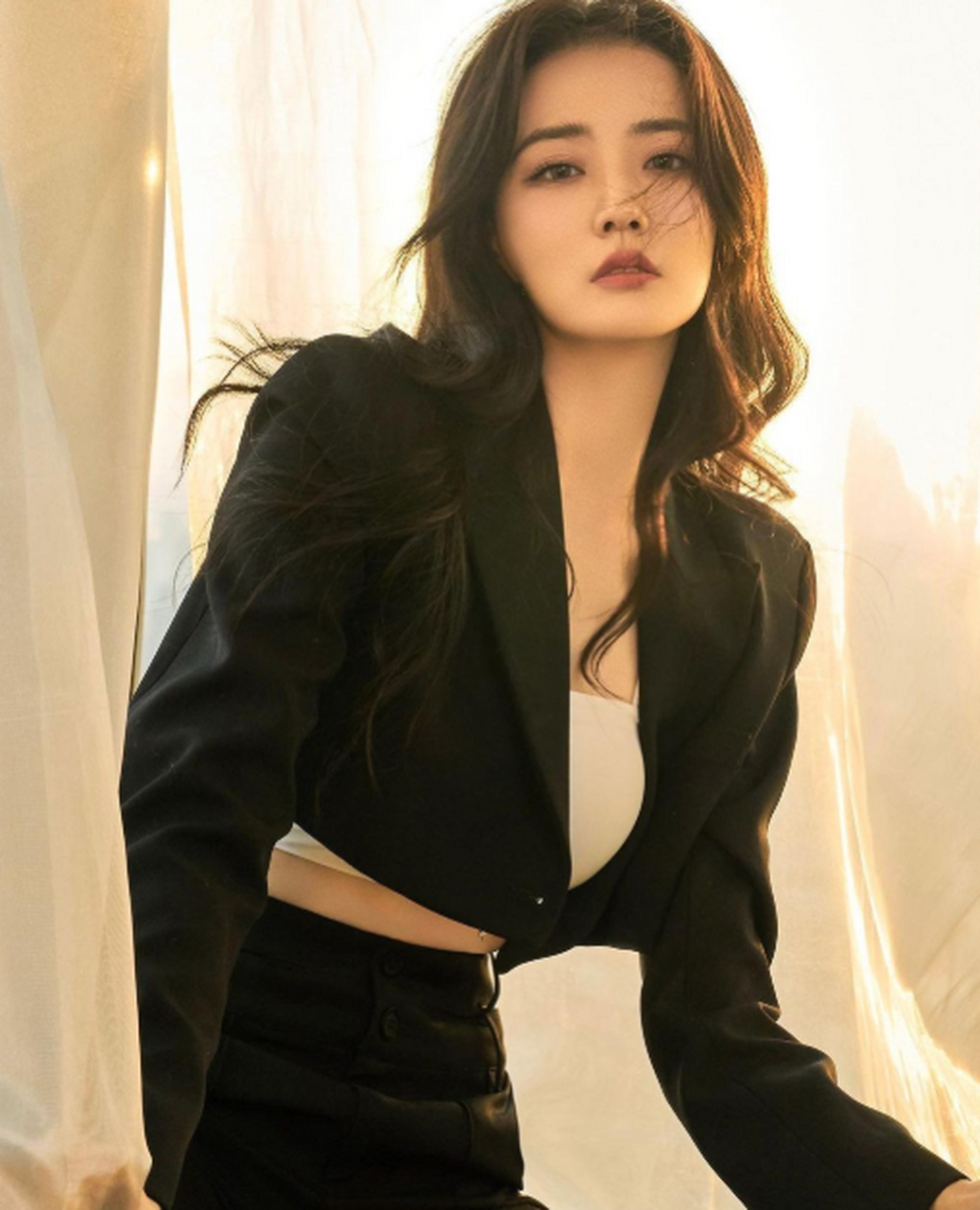 徐璐身穿黑色西服又美又飒!