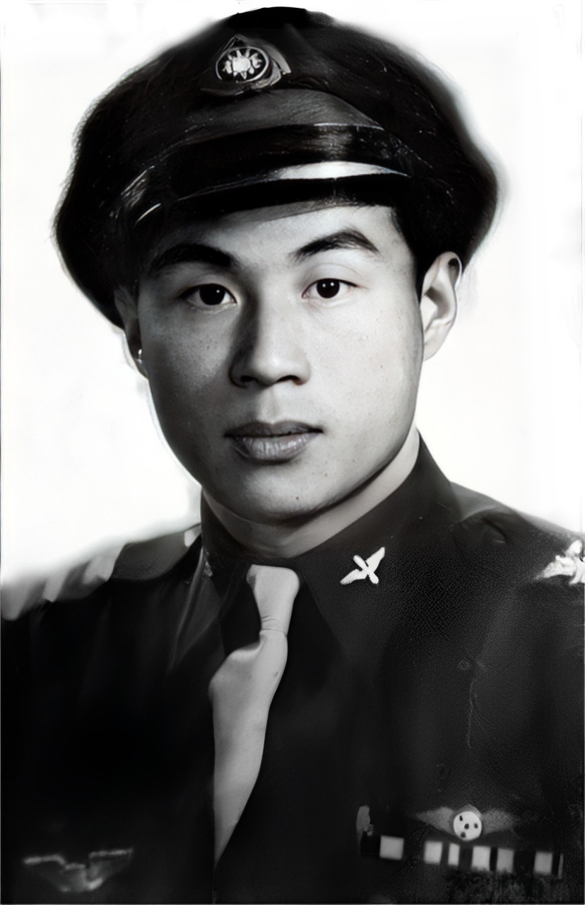 县长看到王延周的裤子是空军穿的拉链裤.