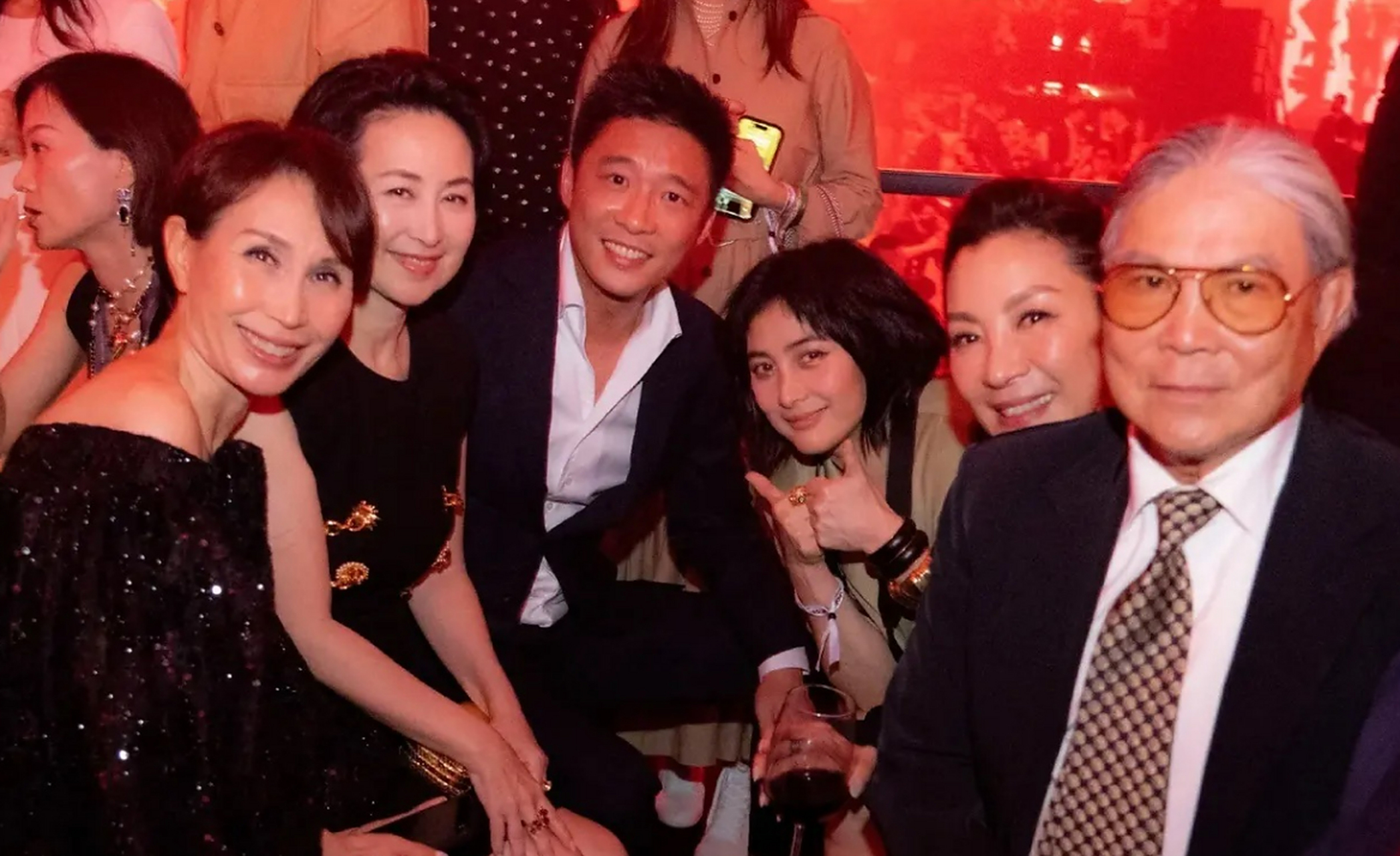 何家和霍家近期合照,这两家联姻岂不是无人能敌?