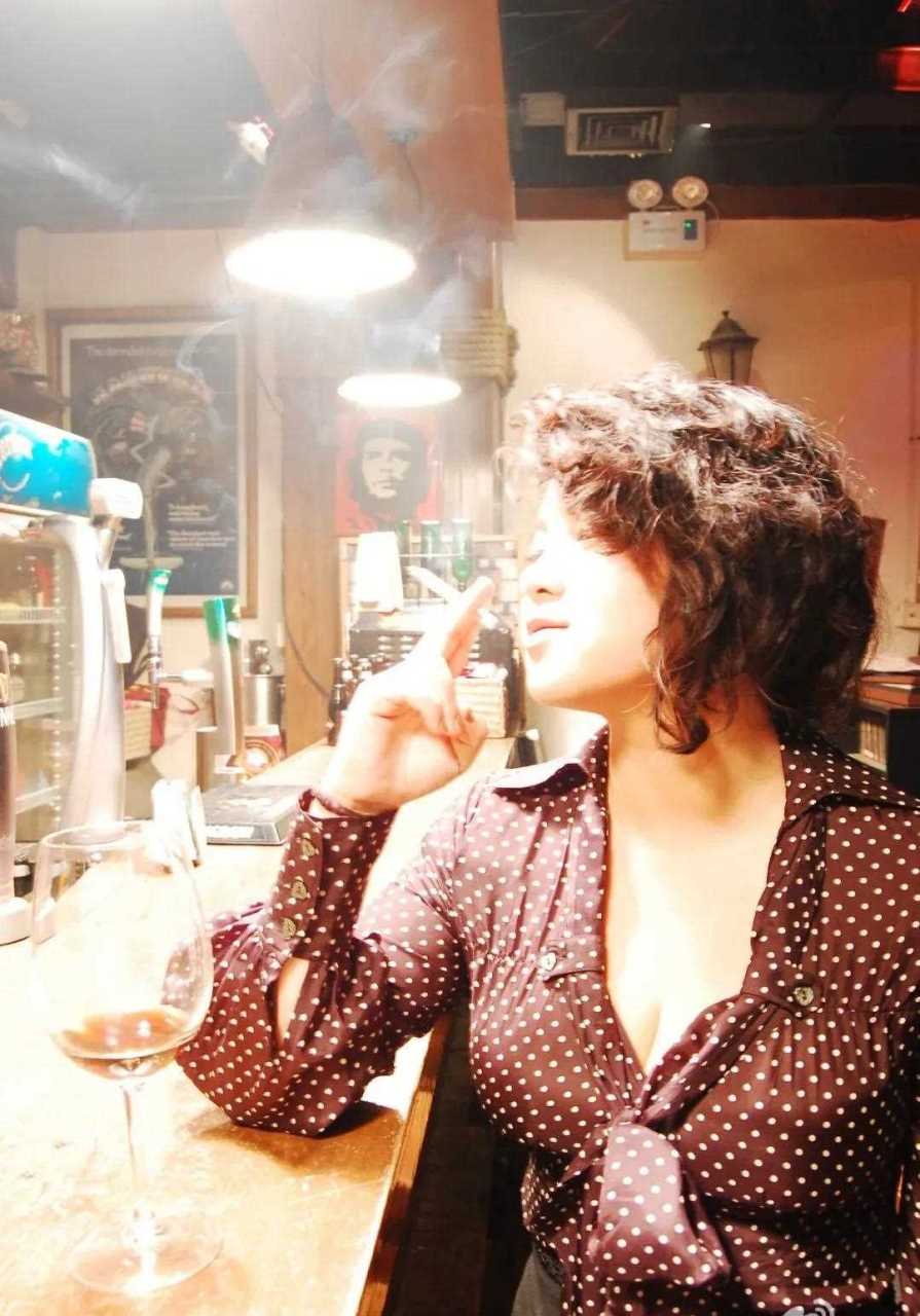 著名演员雪村二婚老婆俞晴,身材臃肿长胖太多认不出.