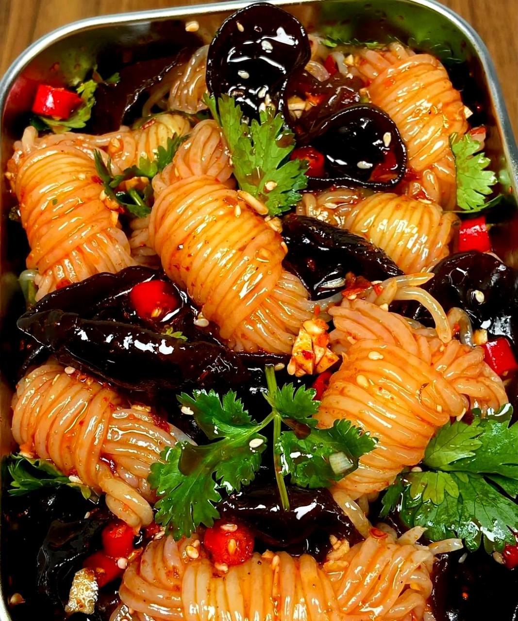 今天我做了一道非常美味的凉拌魔芋丝,口感酸辣爽口,让人欲罢不能!